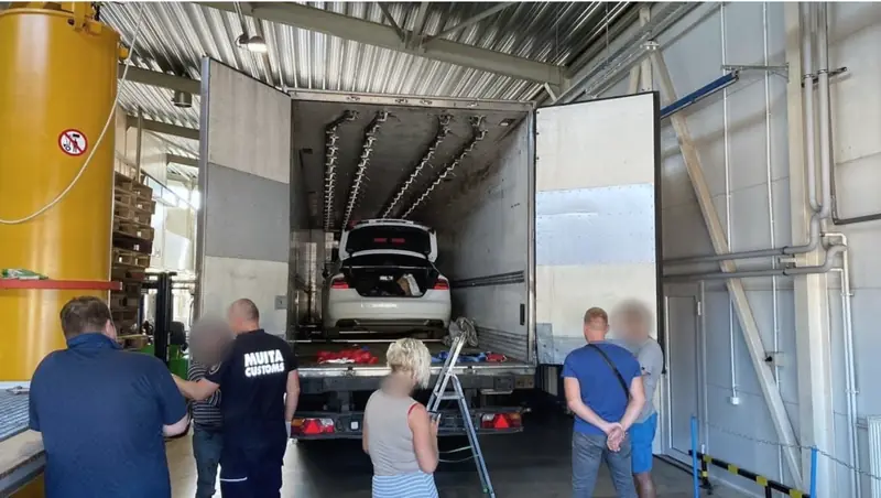 Muitas darbinieki un meklēšanas komanda pie kravas auto, kurā atrasts zagts automobilis