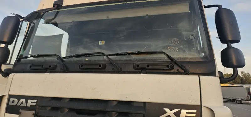 Kravas auto kabīne, uzņēmuma nosaukums aizklāts